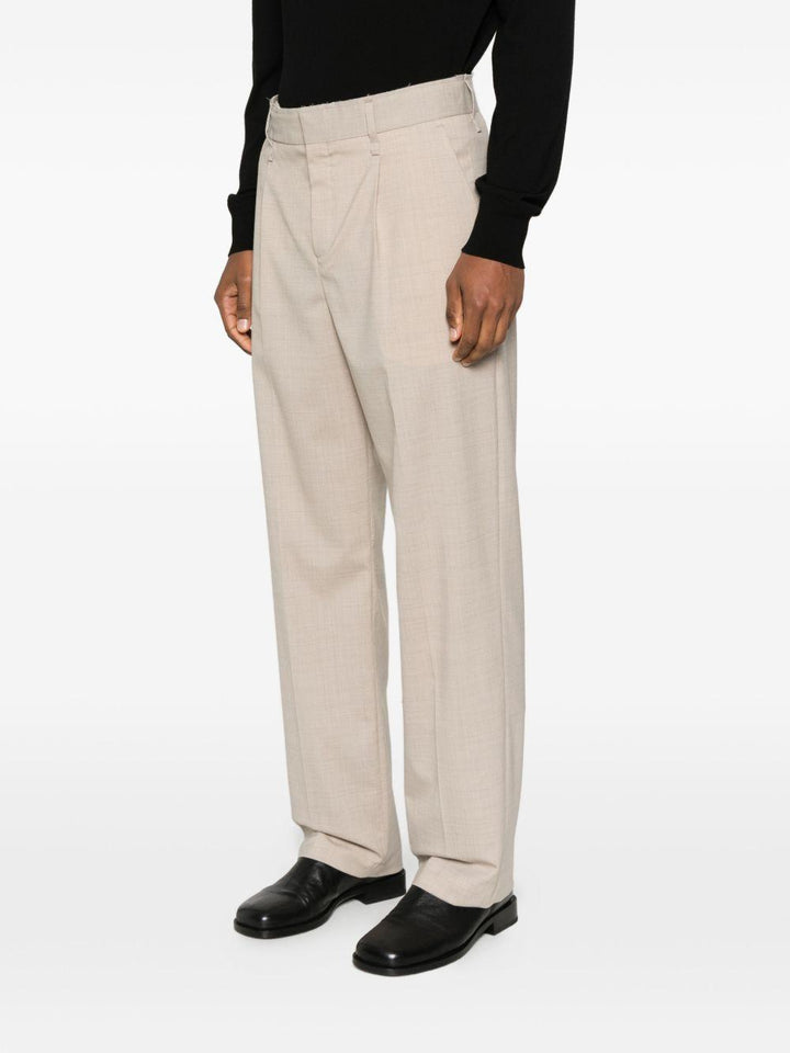 Pantaloni beige con pieghe e passanti 