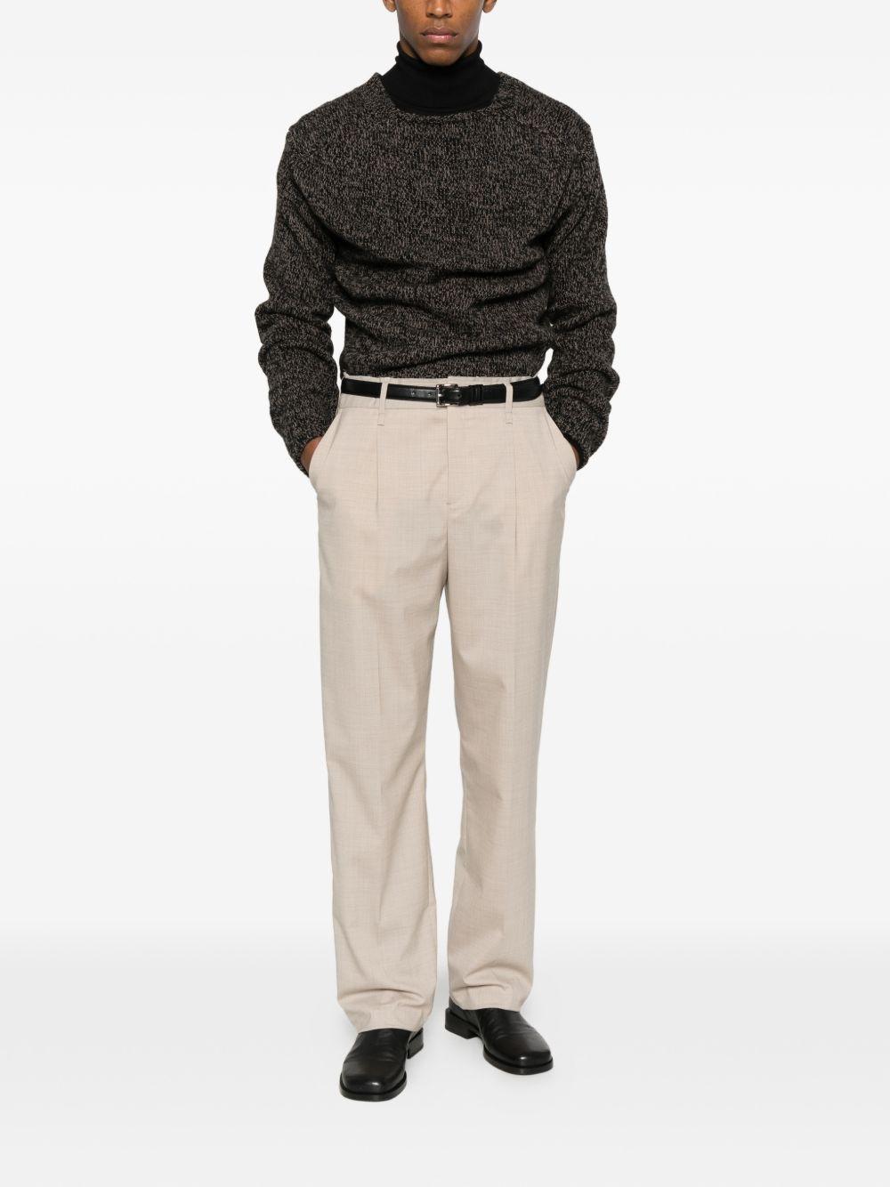 Pantaloni beige con pieghe e passanti 