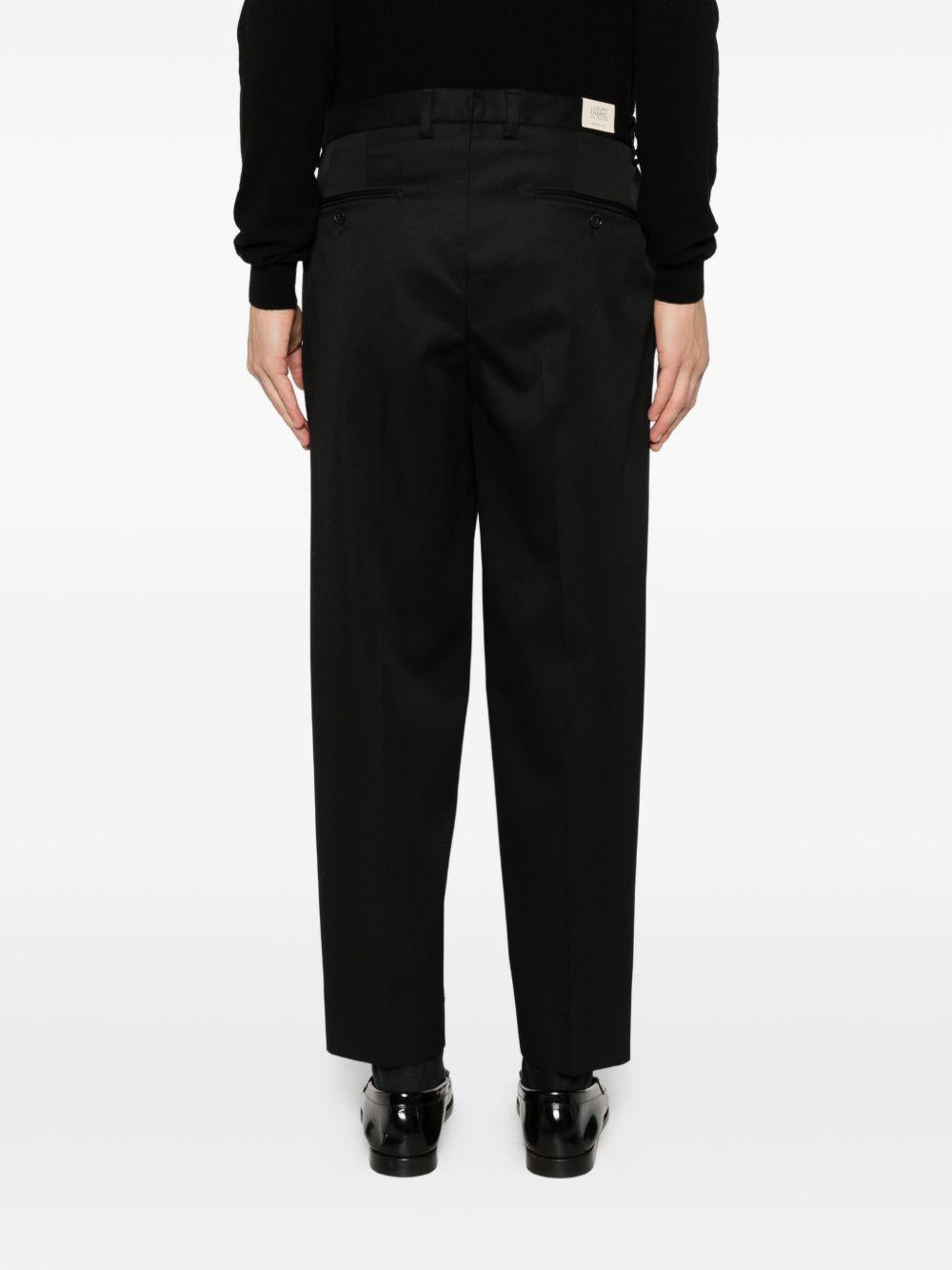 Pantaloni neri con vita elasticizzata 
