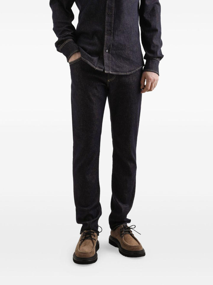 Jeans neri con placca logo 