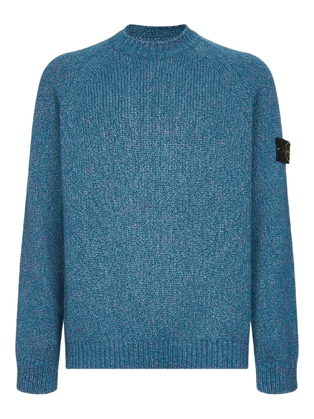 Maglione azzurro con cuciture raglan 