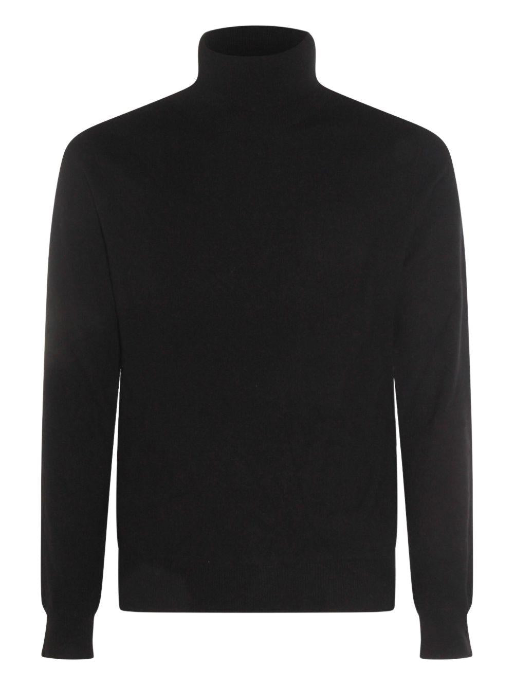 Maglione nero a coste a collo alto 