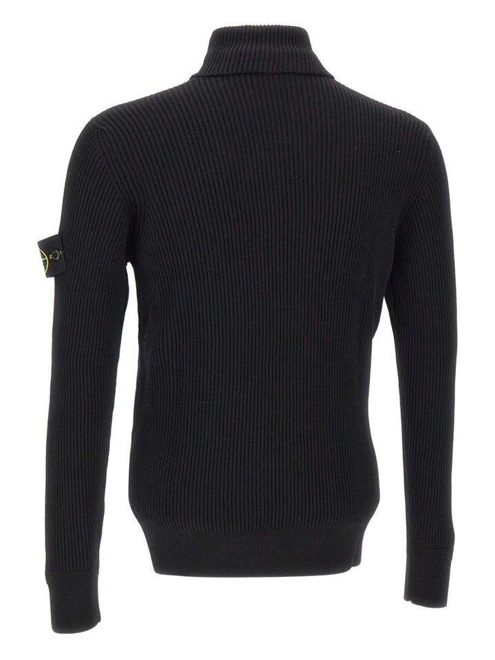 Maglione nero a coste con collo alto