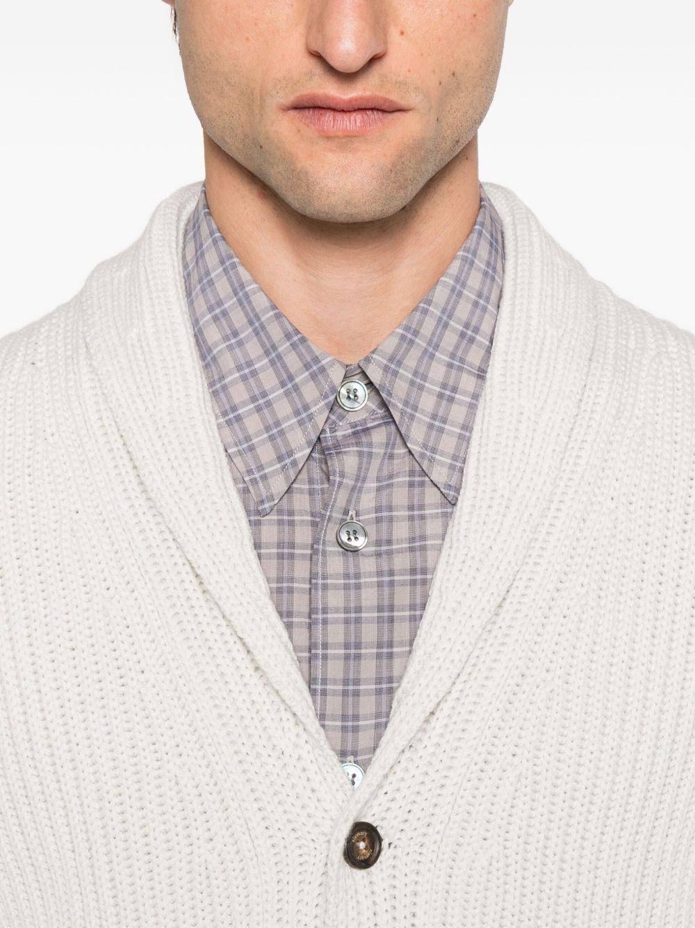 Cardigan beige con scollo a scialle e abbottonatura frontale