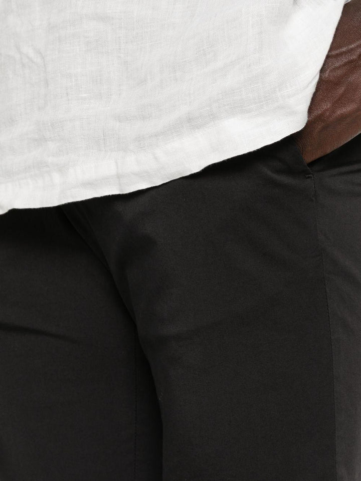 Pantaloni neri con risvolto 