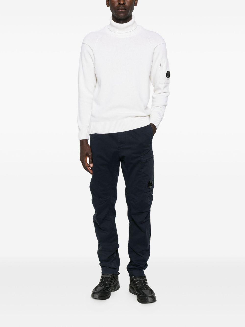 Maglione bianco a collo alto 
