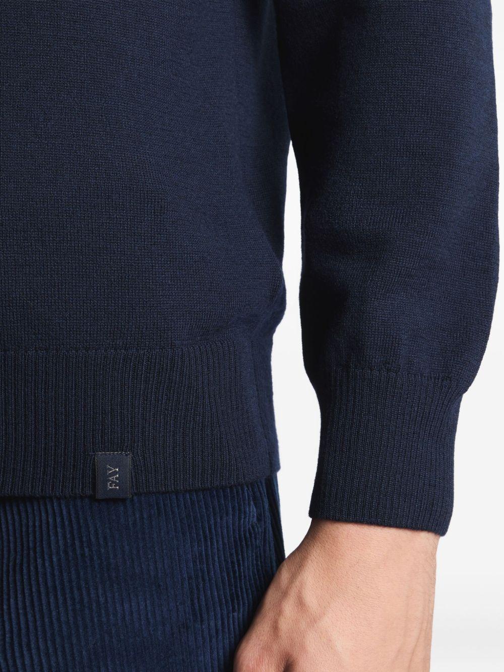 Maglione blu navy in lana vergine con collo alto 
