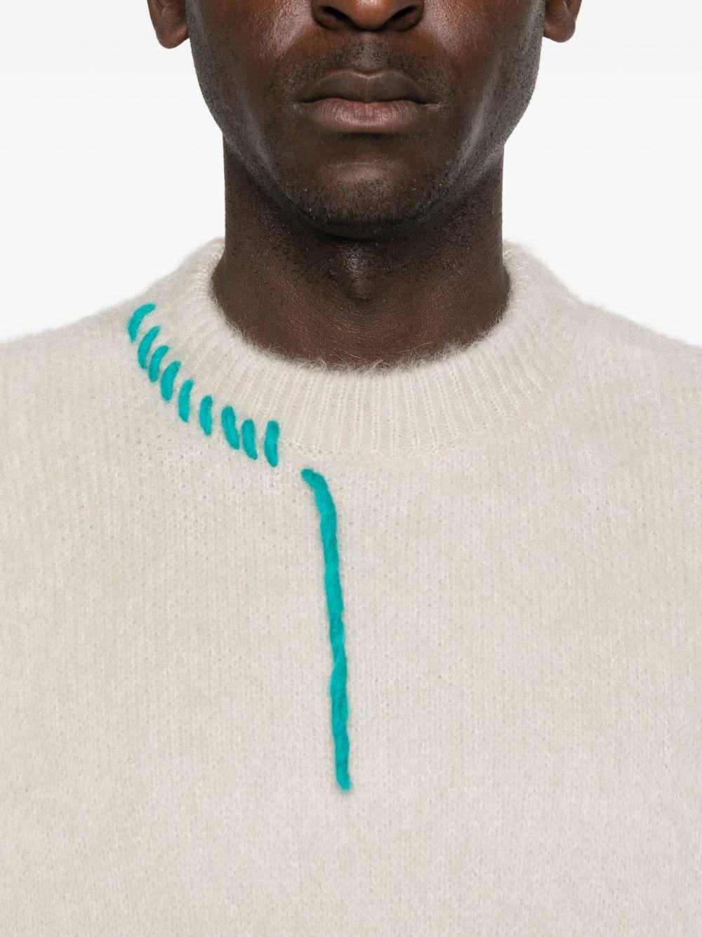 Maglione beige girocollo con ricamo 