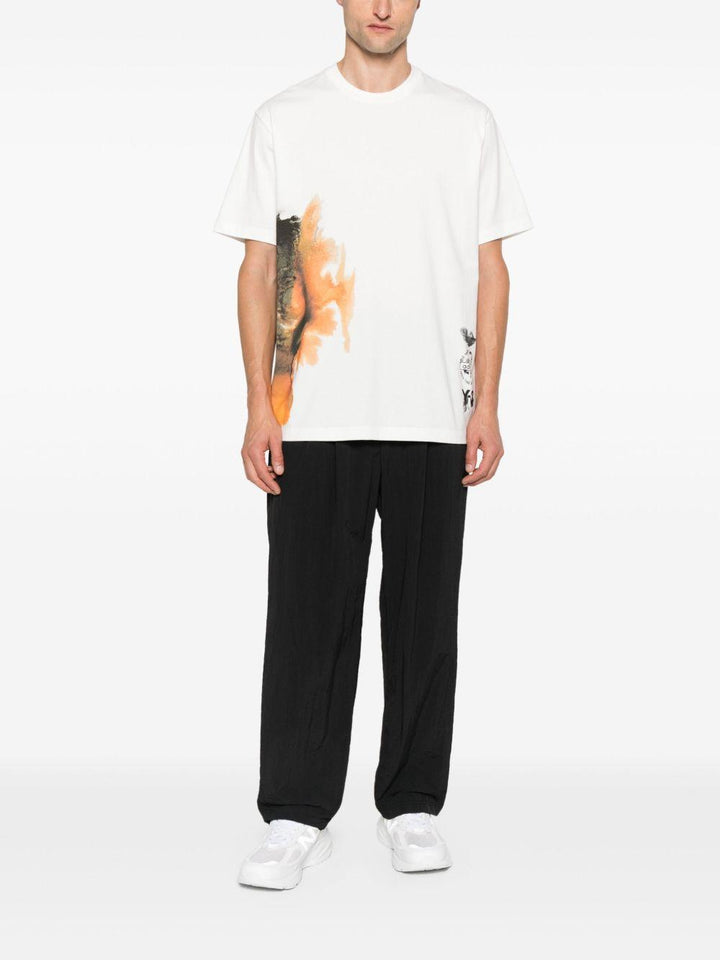 T-shirt bianca con stampa astratta 