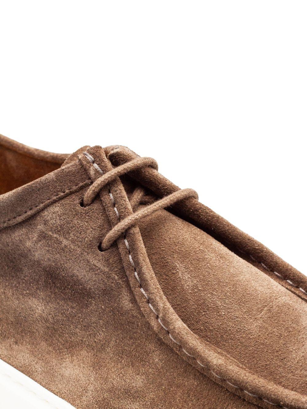 Sneakers cacao in pelle scamosciata con cuciture a contrasto 