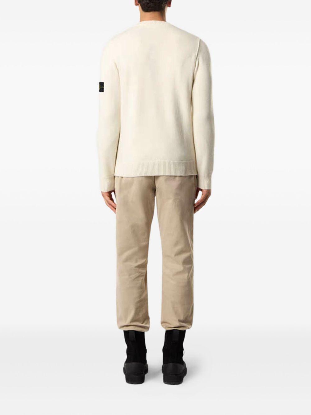 Maglione bianco in misto lana con applicazione sulla manica 