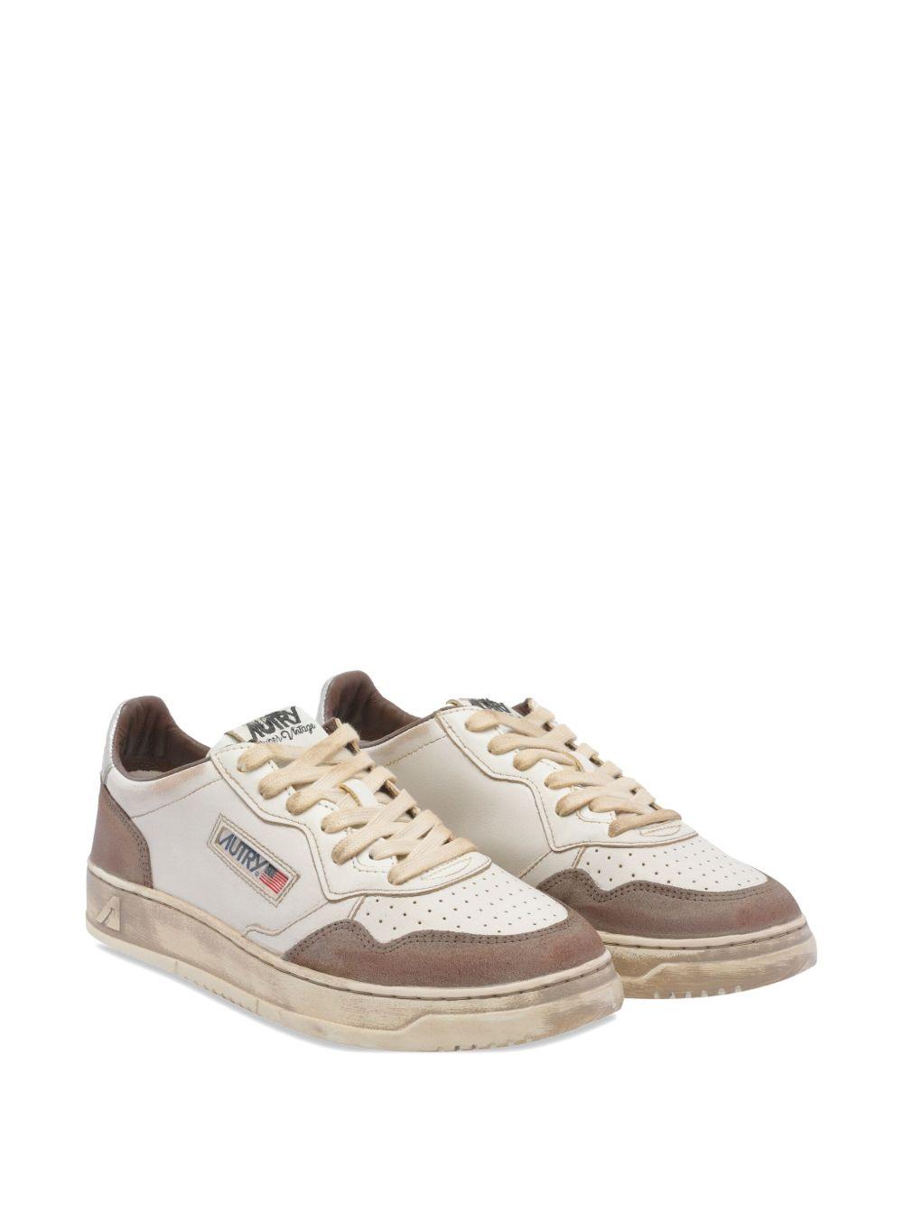 Sneakers bianche e marroni Medalist Super Vintage con effetto usato 