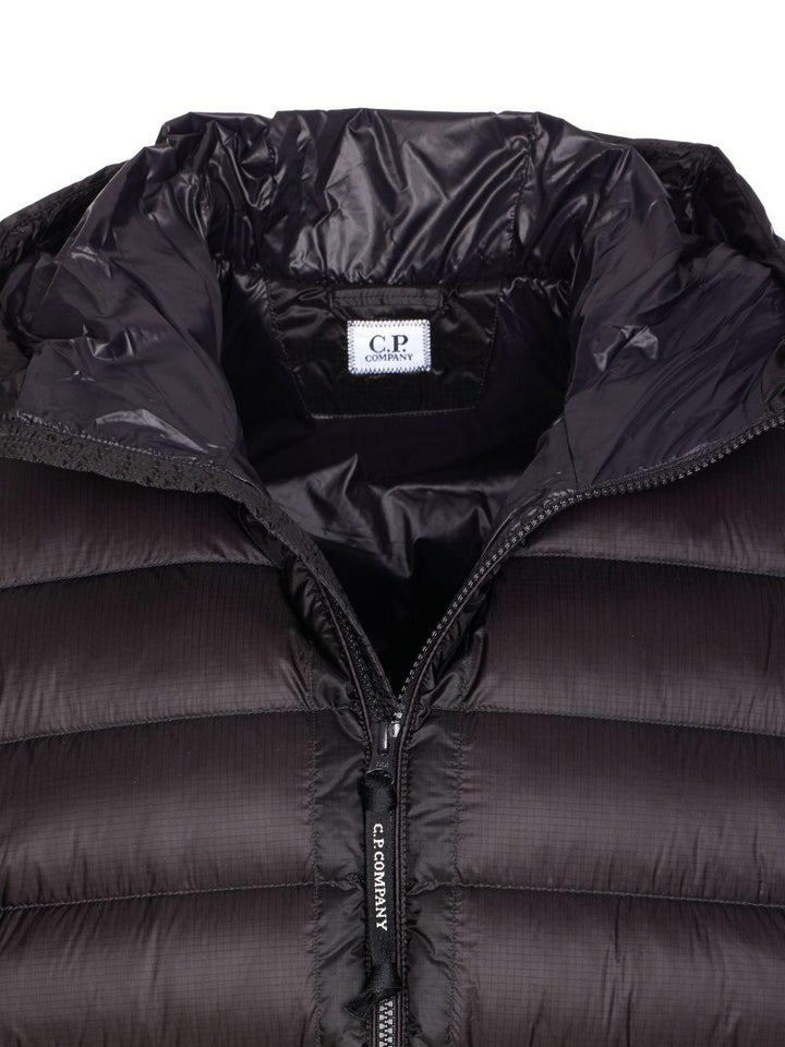 Cappotto nero imbottito con cappuccio e applicazione Compass 