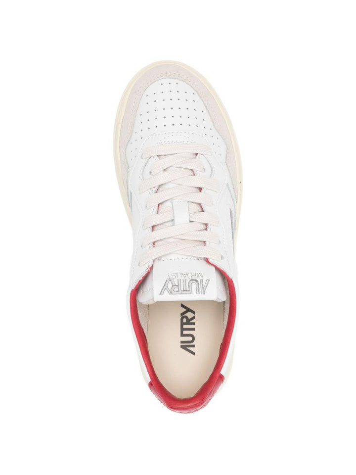Sneakers medalist 
