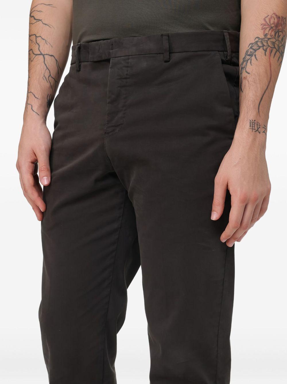 Pantaloni marrone con pieghe 