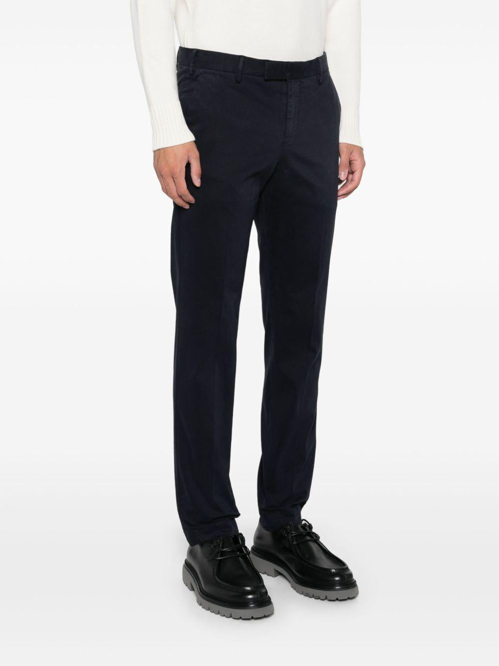 Pantaloni navy con pieghe 