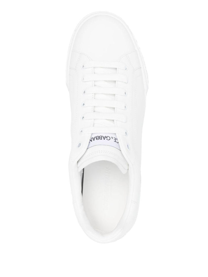 Sneakers bianche in pelle con logo 