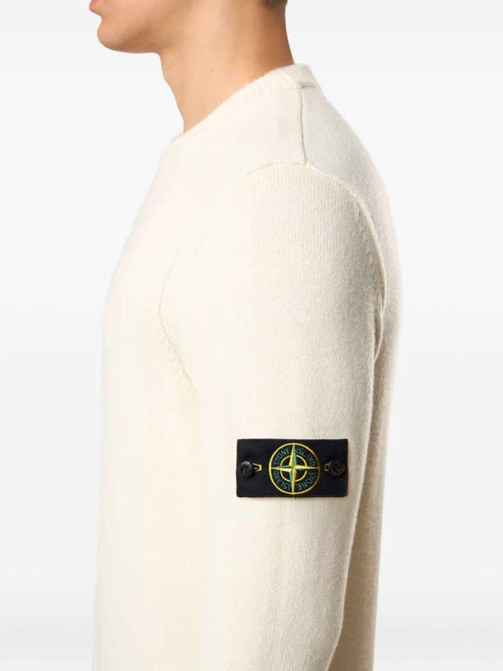 Maglione bianco in misto lana con applicazione sulla manica 