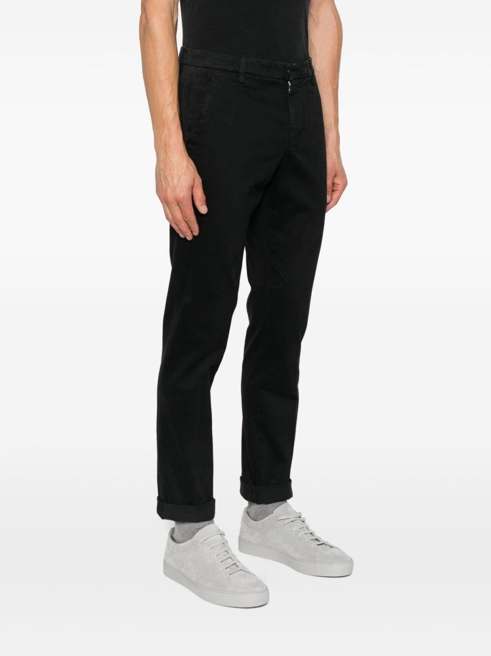 Chino nero in cotone con chiusura nascosta 