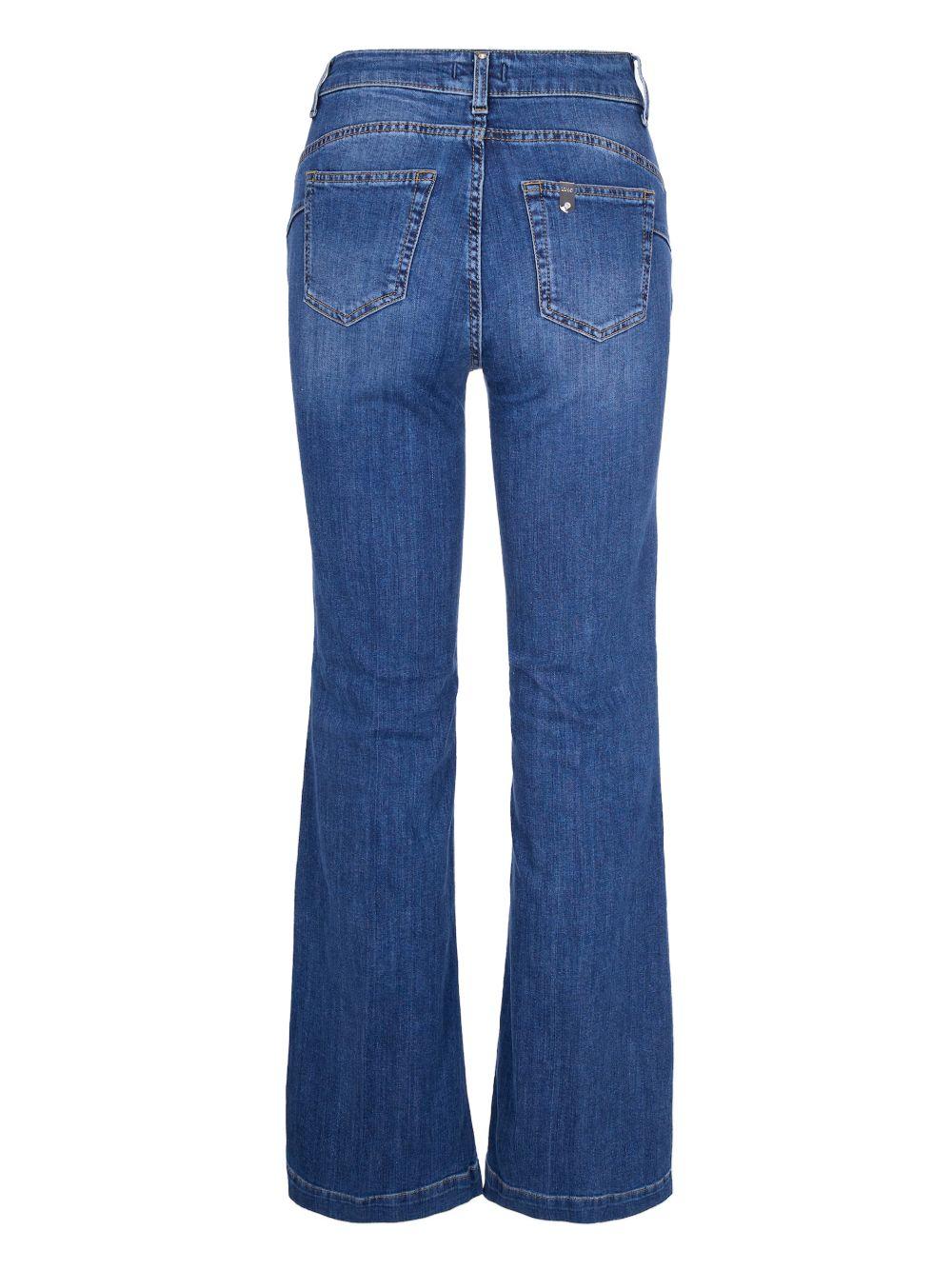 Jeans con bottoni 