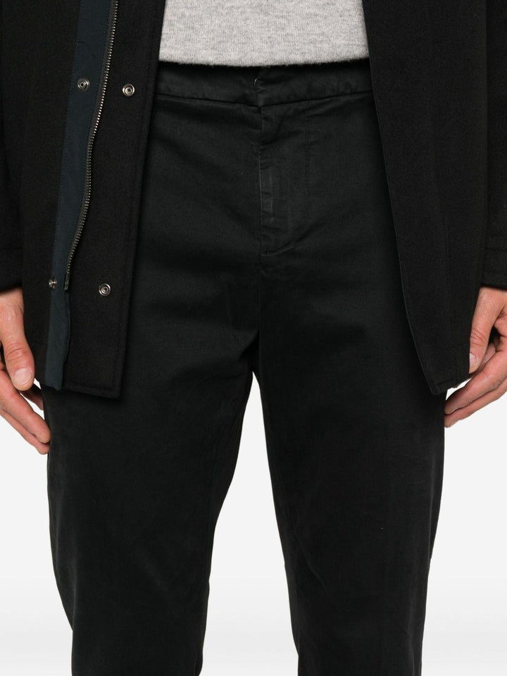 Chino nero in cotone con chiusura nascosta 