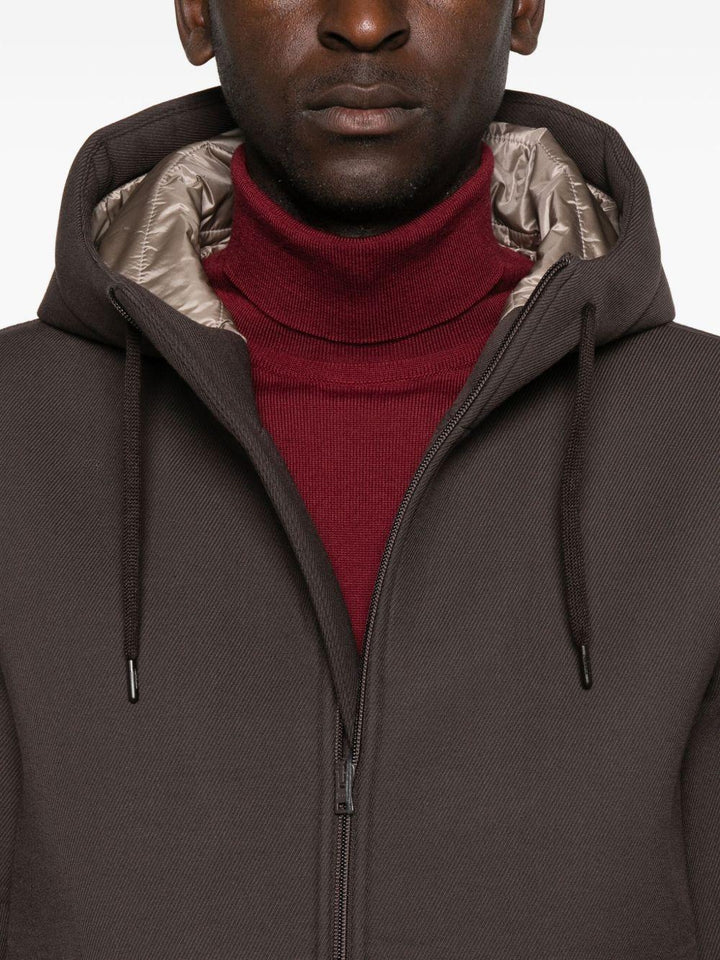 Cappotto marrone con zip e cappuccio 