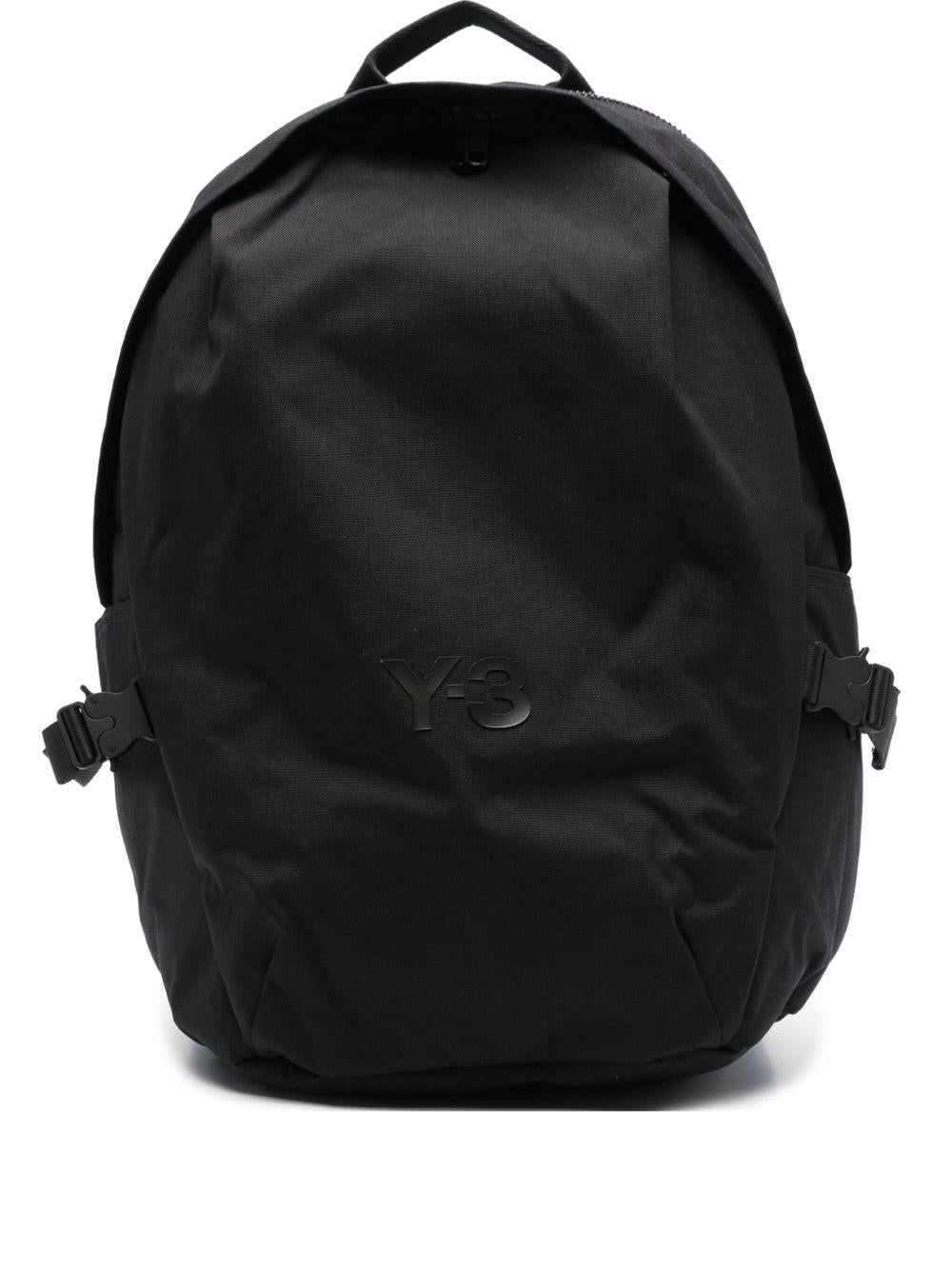 Zaino nero con placca logo 