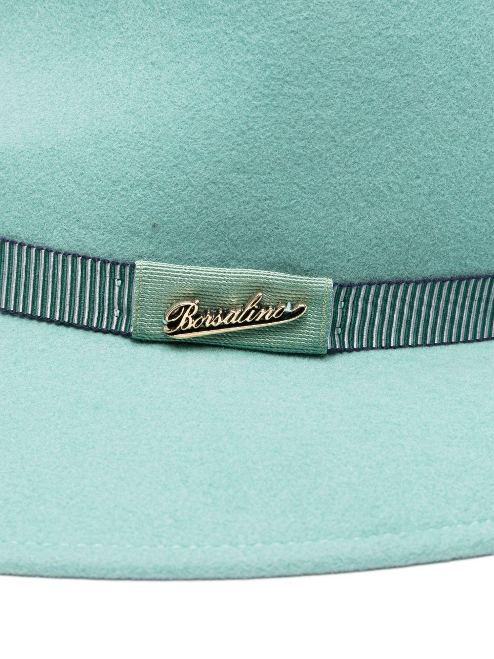 Fedora verde in lana con nastro a righe 