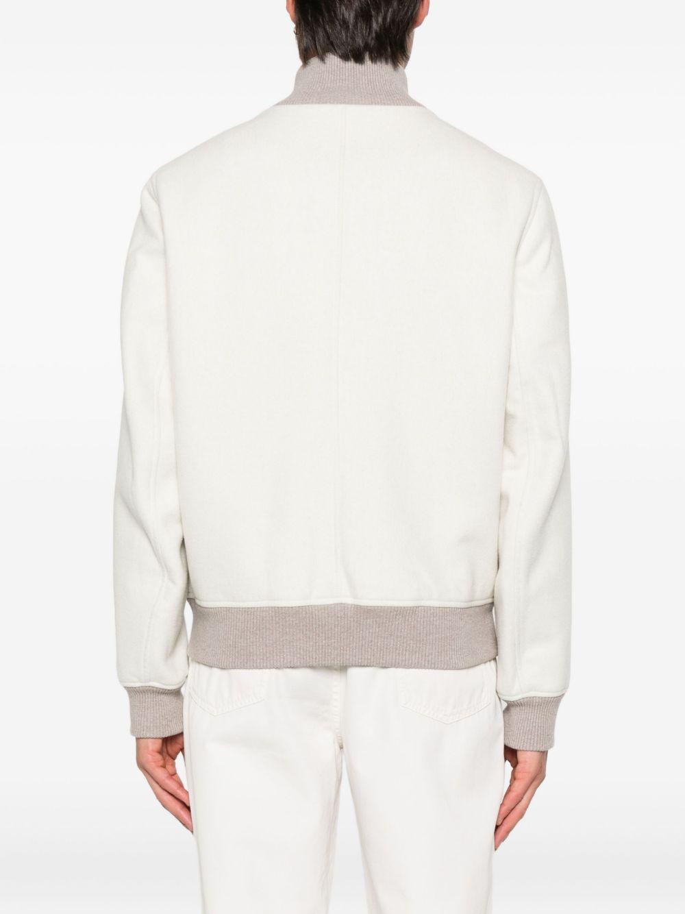 Bomber bianco con bottoni e tasche con patta 