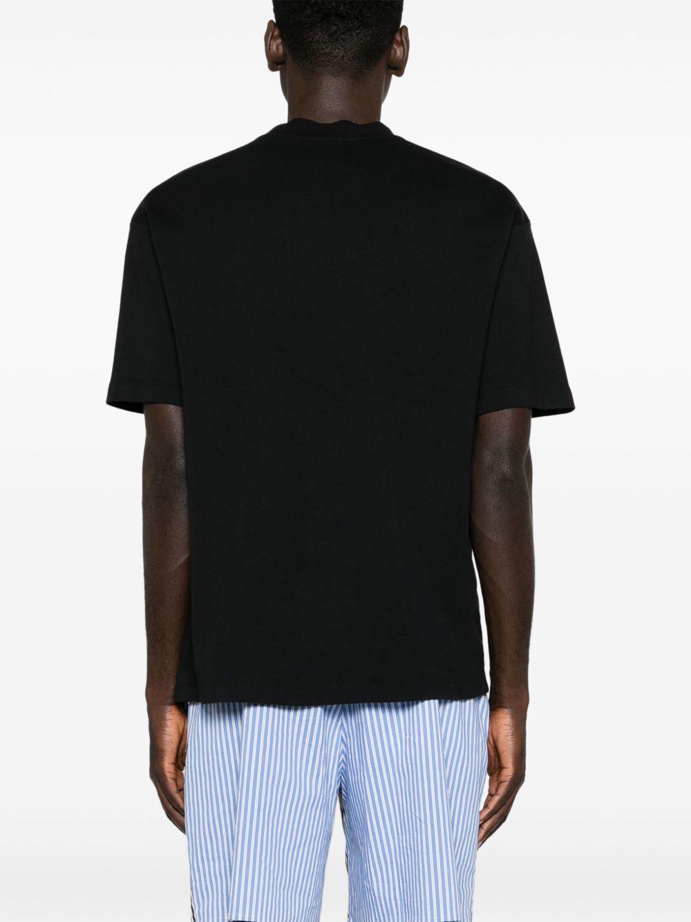 T-shirt nera con stampa 