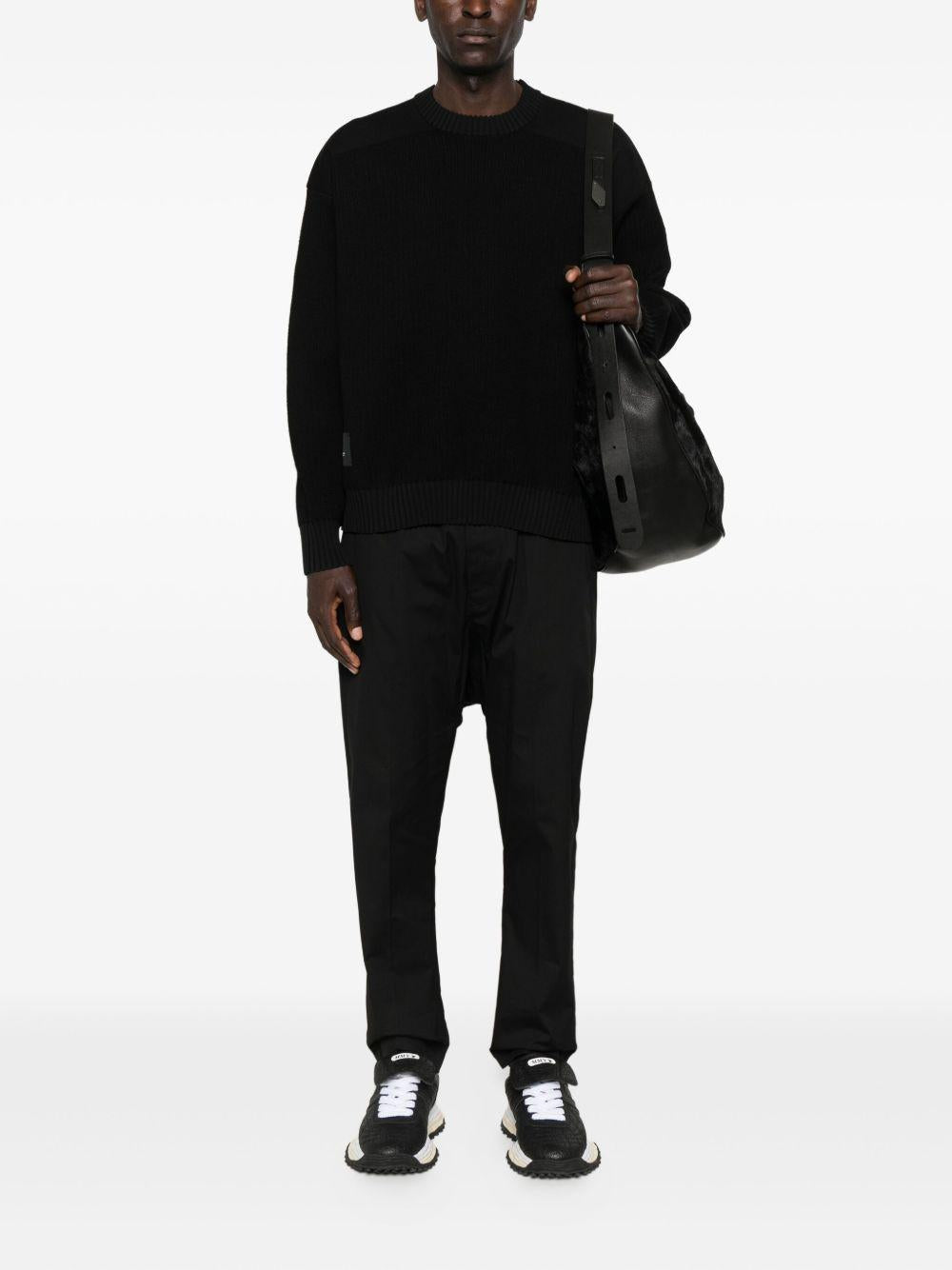 Maglione nero girocollo 