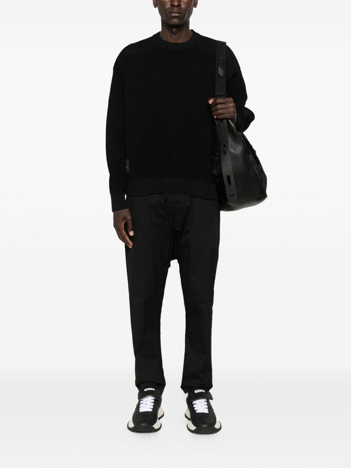 Maglione nero girocollo 