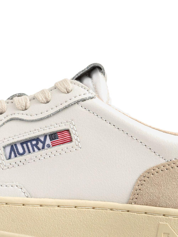 Sneakers bianche con applicazione logo 