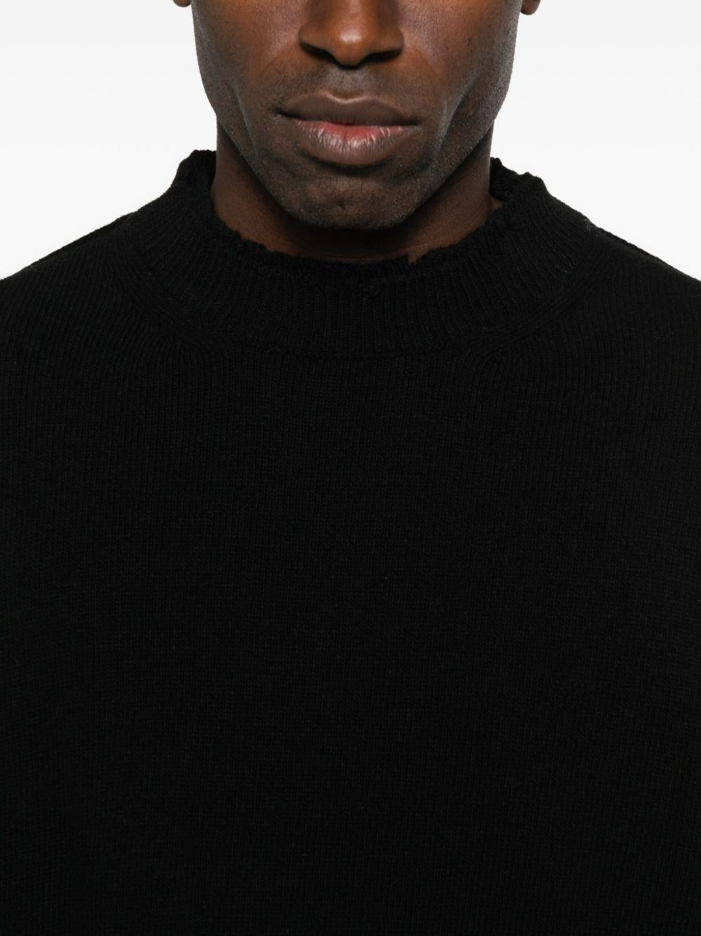 Maglione nero girocollo effetto vissuto