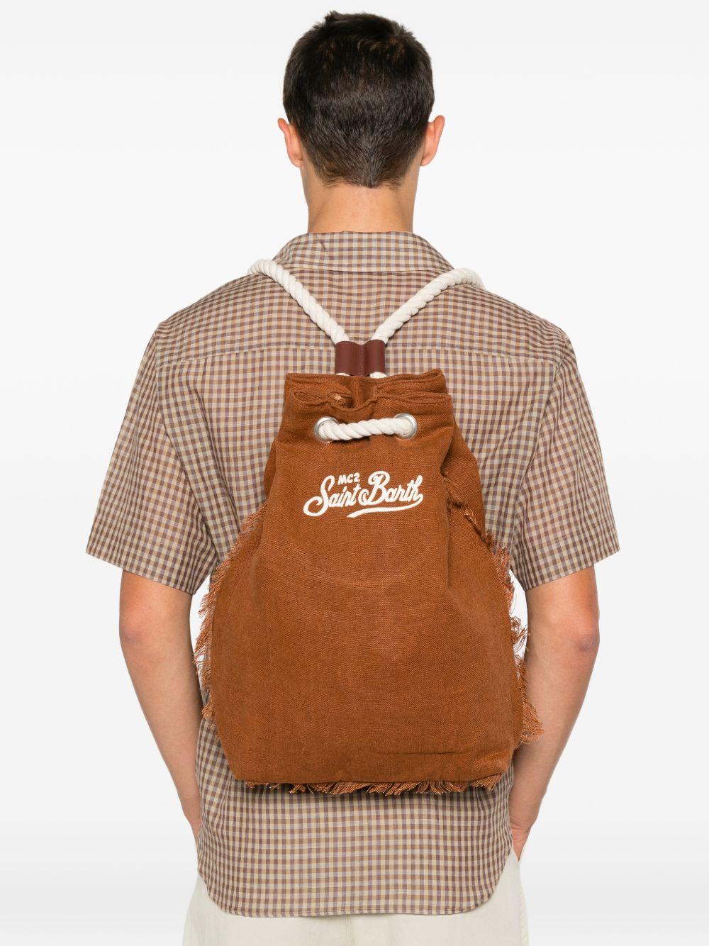 Zaino con logo ricamato e dettagli sfrangiati terracotta 