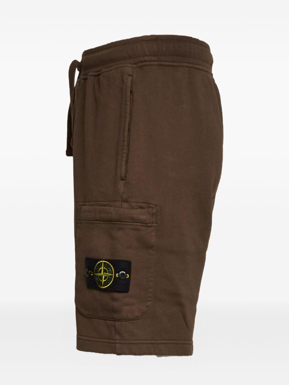 Shorts marrone con applicazione 