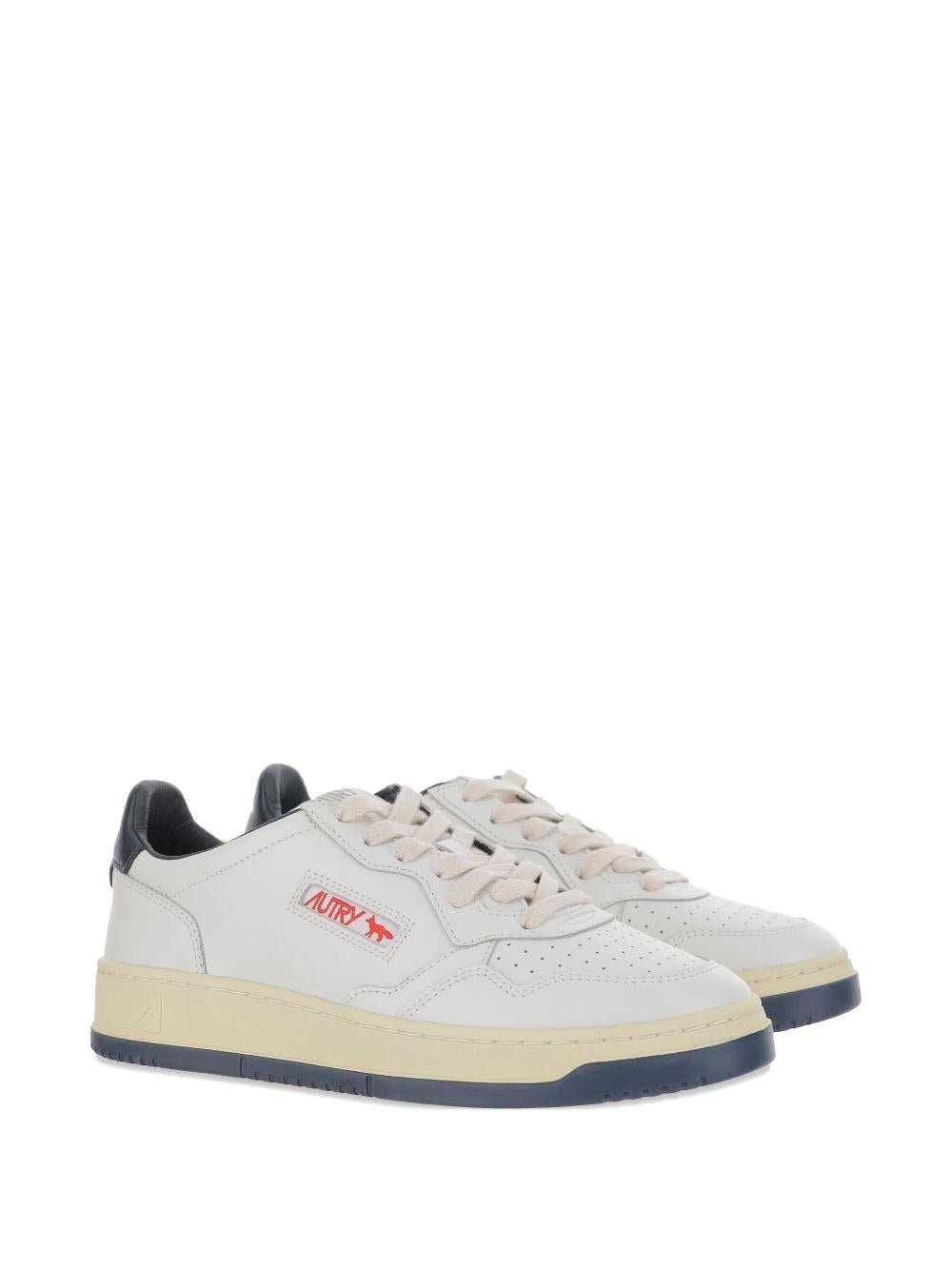 Sneakers bianche in pelle con dettaglio blu 