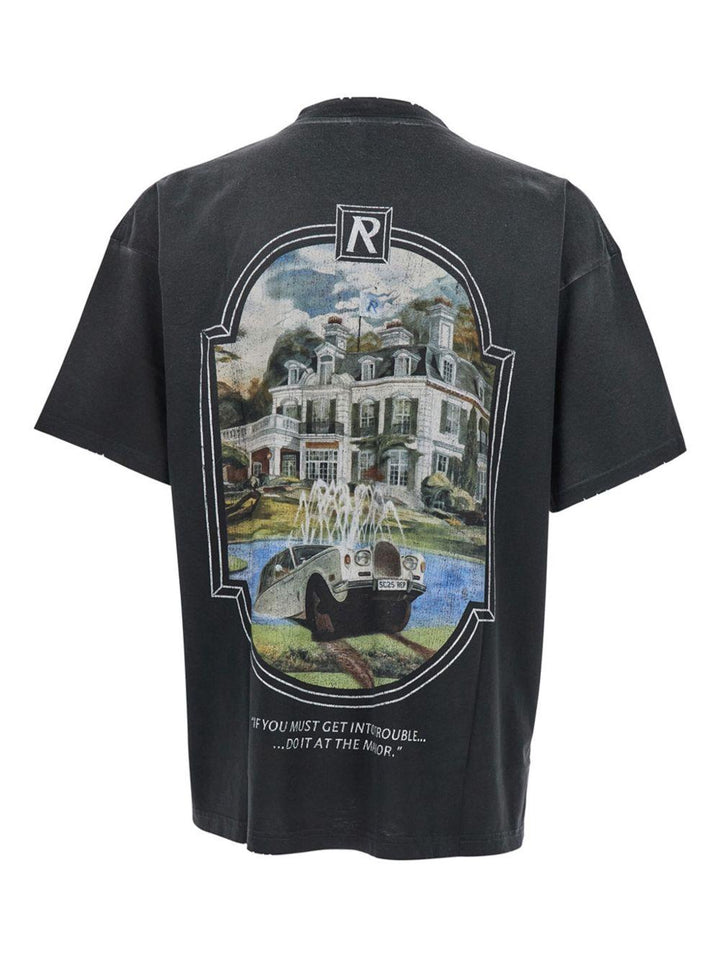 T-shirt nera con grafica