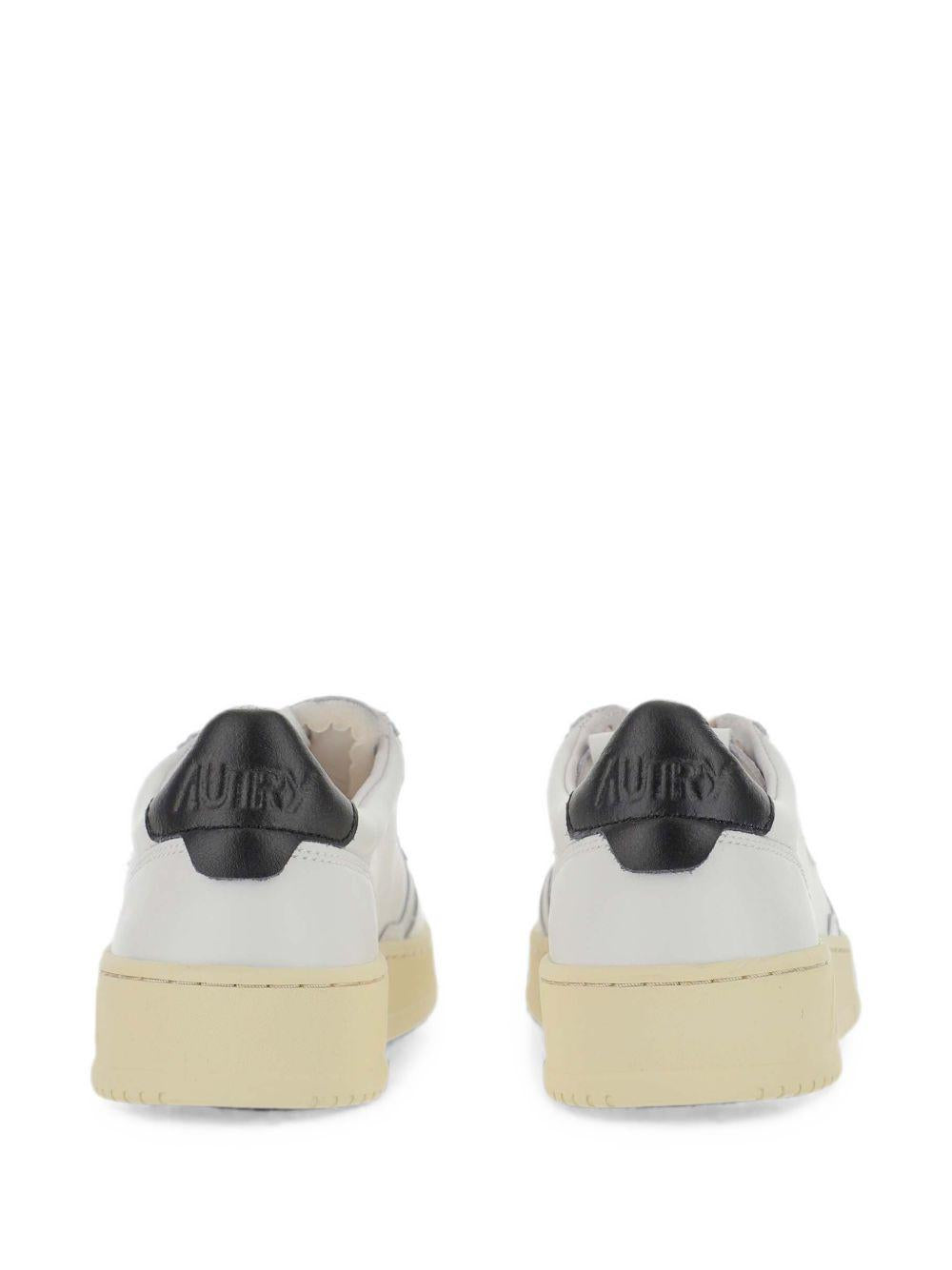 Sneaker bianche con talloncino nero 