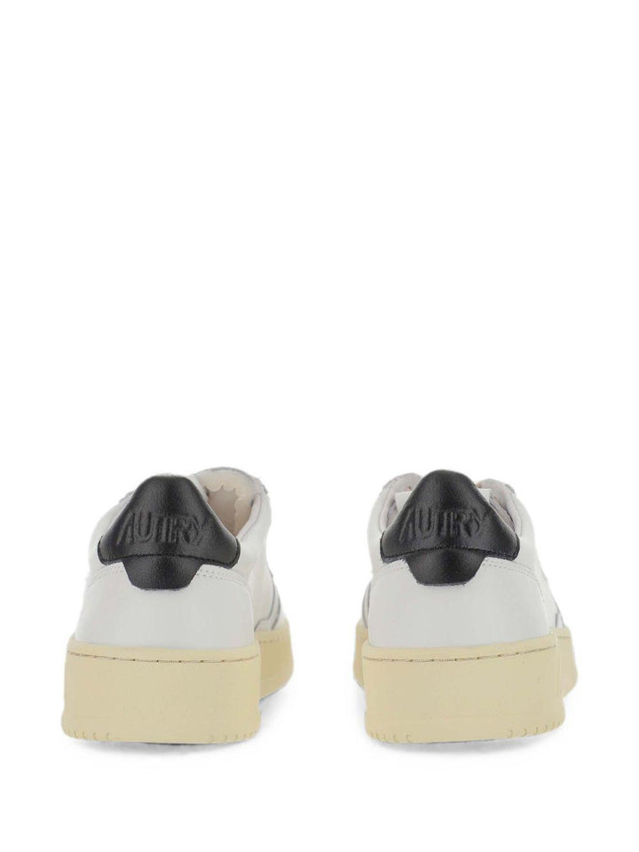 Sneaker bianche con talloncino nero 