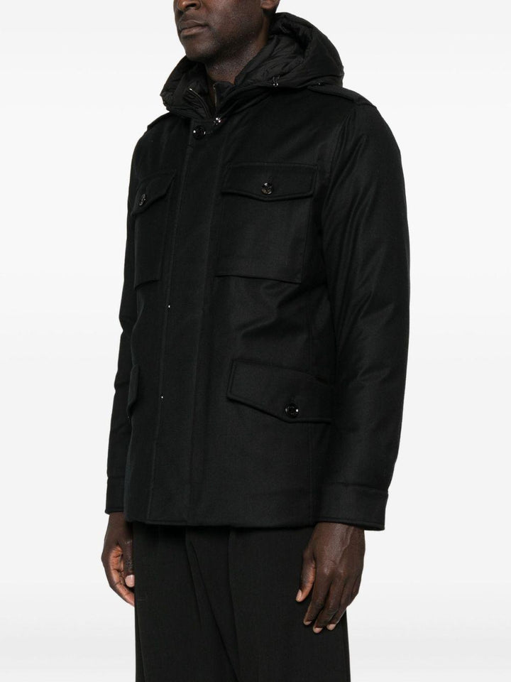 Cappotto nero con cappuccio 