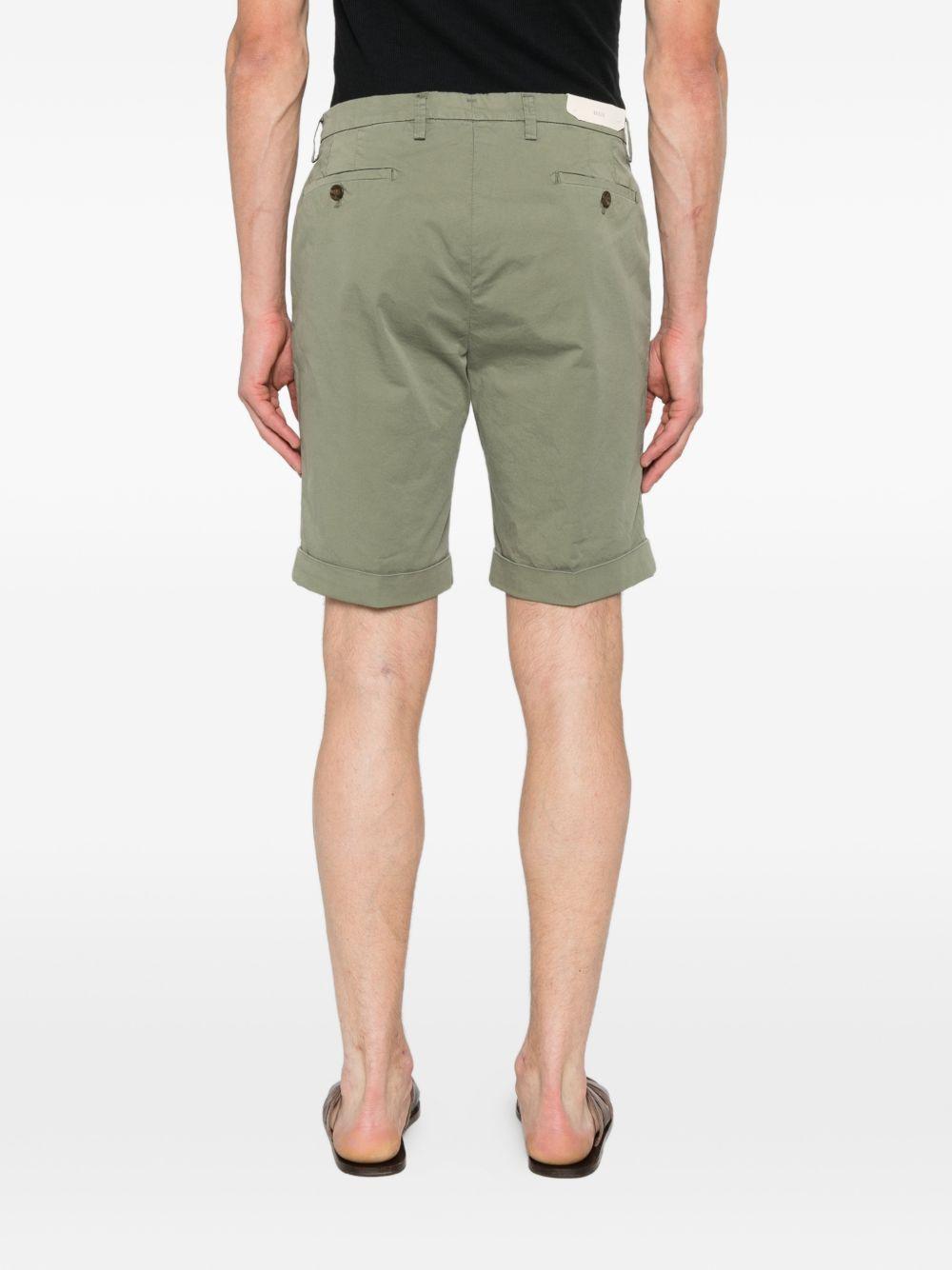 Shorts verde militare con risvolto 