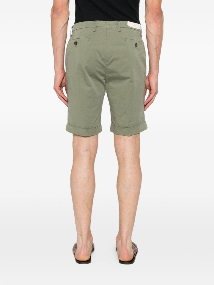Shorts verde militare con risvolto 