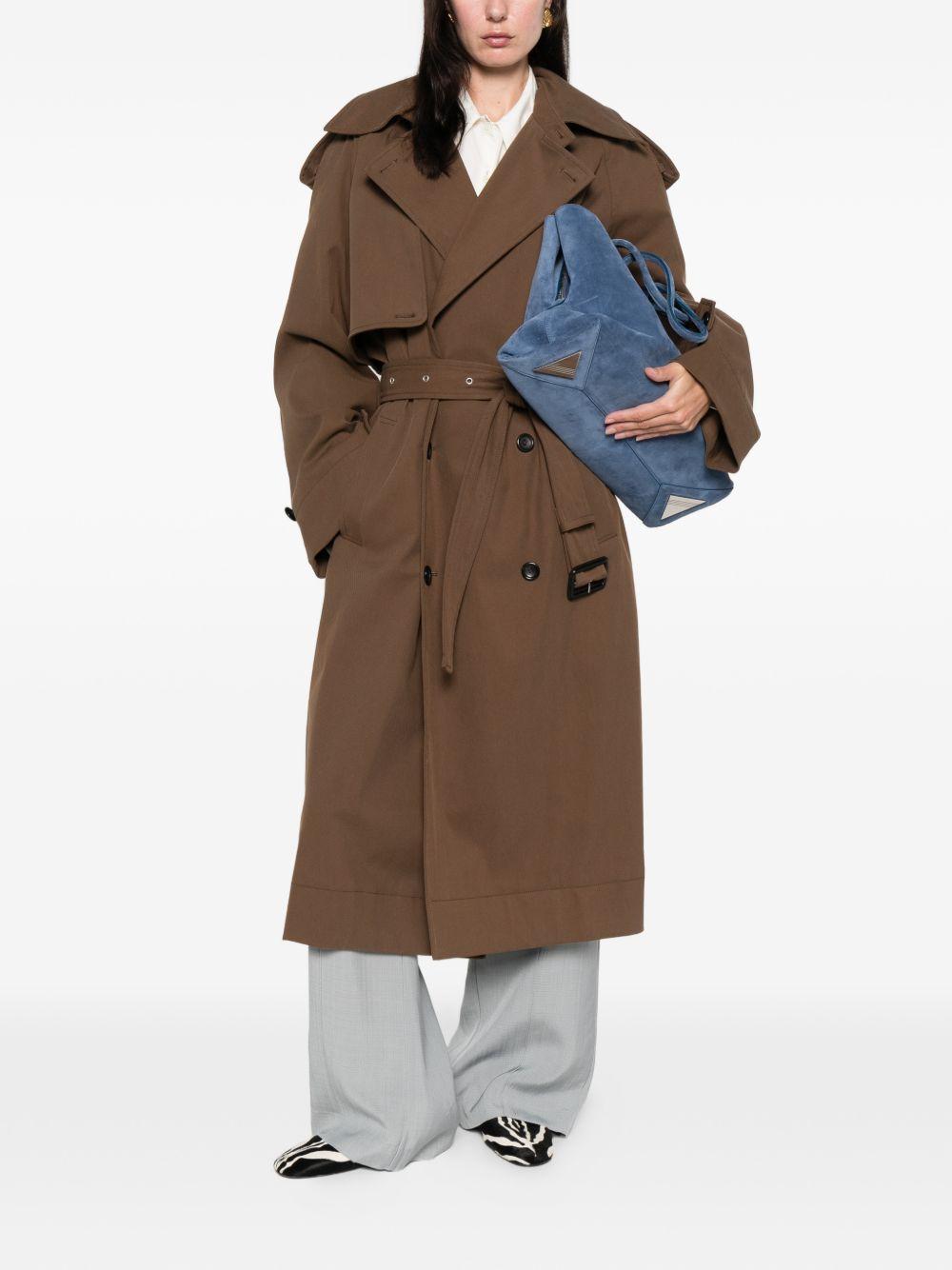 Trench doppiopetto marrone con cintura 