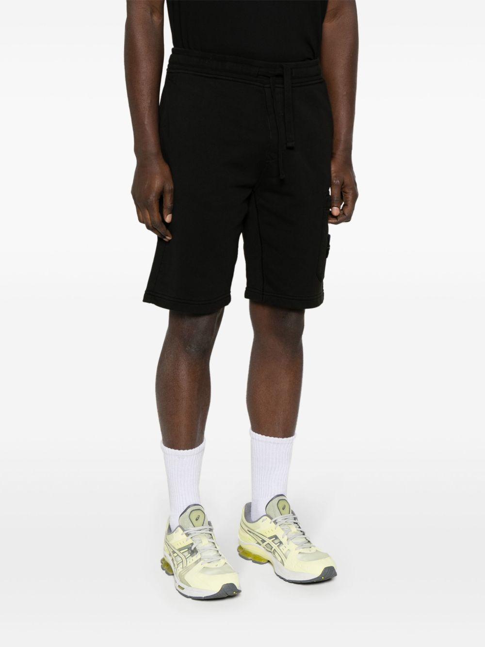 Shorts nero con applicazione 