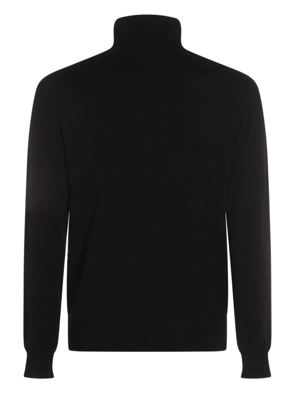 Maglione nero a coste a collo alto 