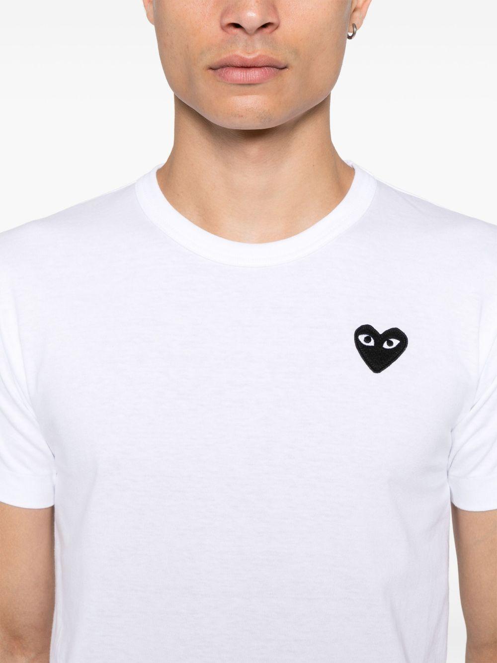 T-shirt bianca con applicazione cuore 