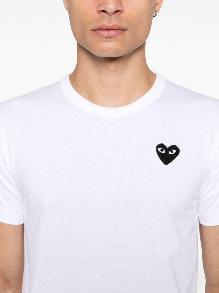 T-shirt bianca con applicazione cuore 