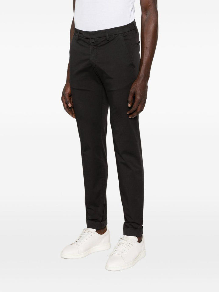 Pantaloni neri con risvolto 