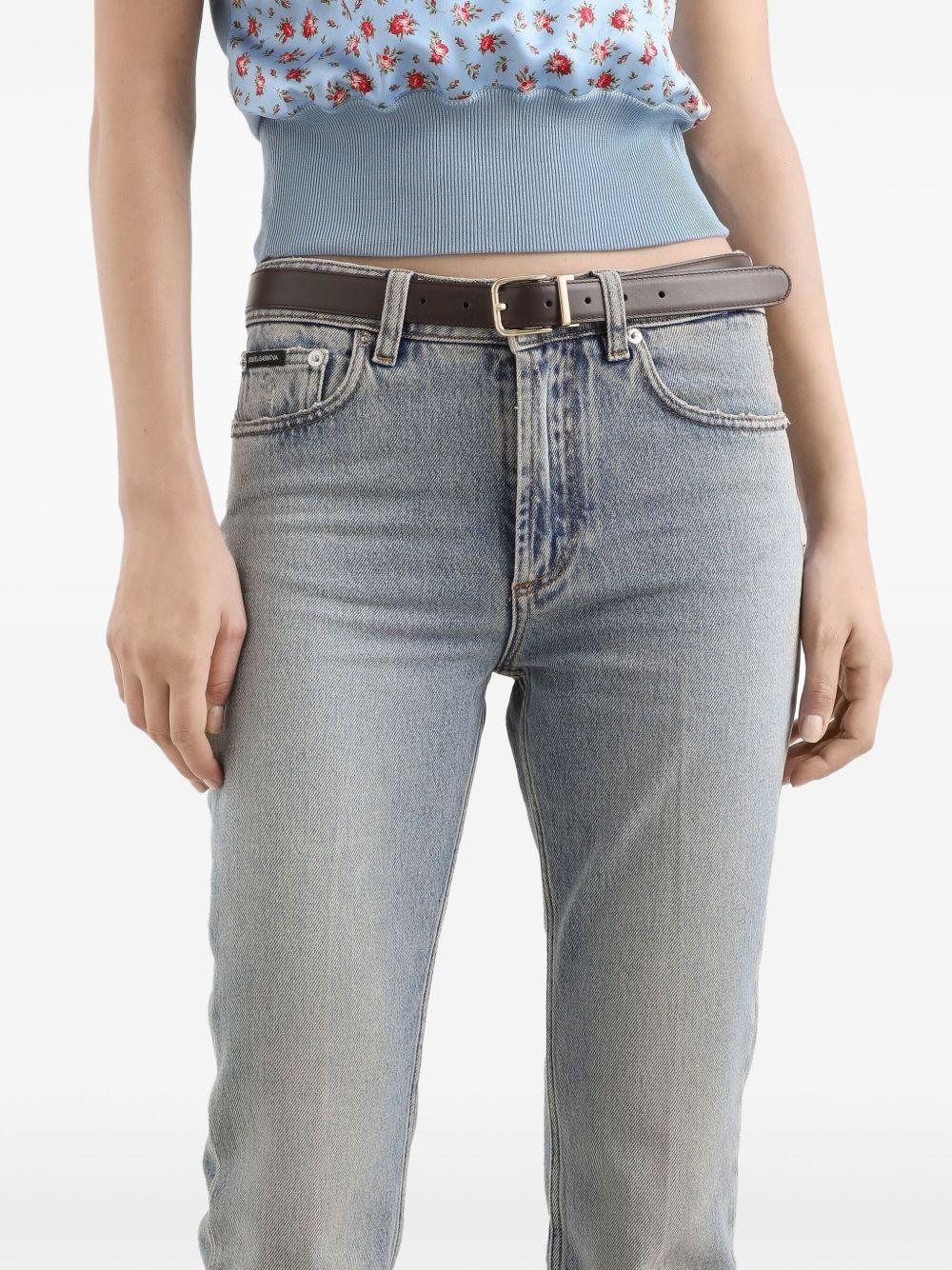 Jeans con placca logo 